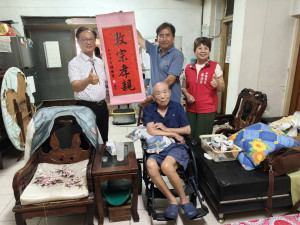 林世賢市長偕同介壽里長蔡美香（後右）贈膺選全縣孝行楷模殊榮的陳威誠（後中）。圖／彰化市公所提供