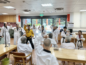 95歲長輩穿道服學跆拳，伸港秀和苑樂齡復能展活力。圖／秀傳提供