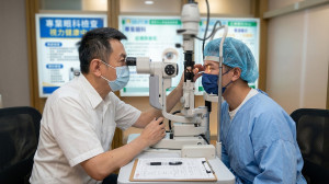 新一代近視雷射具備即時監控與連續掃描，並以較低能量降低角膜傷害，幫助患者精準治療。（圖／高雄信合美眼科 提供）