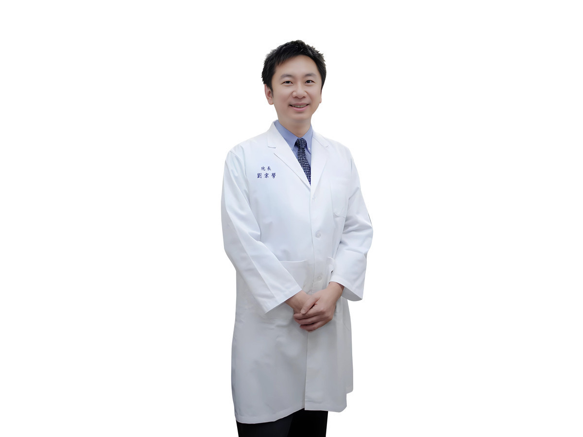 劉宗學院長秉持「視病猶親」理念，親自進行詳盡術前評估與溝通，為病患客製專屬的精準治療方案。（圖／高雄信合美眼科 提供）