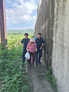 警方於新竹縣新埔鎮雲埔橋橋底發現疲憊且神情落寞的劉妻。
