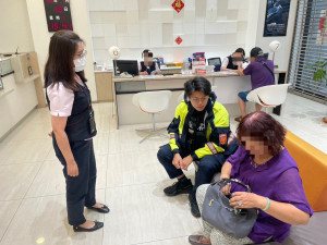 婦人疑似遭遇投資詐騙，警方立即趕赴現場了解，成功攔阻新臺幣3萬元匯款。