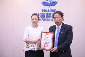 日議員兌現承諾率旅行業者訪花踩線　徐榛蔚頒發觀光大使聘書拚「花仙」觀光