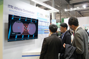 「O-RAN網管系統Athena Orchestrator」，如同企業專網的AI智慧大腦，可即時掌握設備移動與網路狀況，自動調配基地台資源，確保連線穩定。