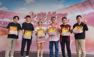 桃園市政府農業局長陳冠義（右3）、復興區水蜜桃公主MOMO（左3），以及樂天桃猿領隊野原武人（左2）率領球團團隊一起行銷推廣拉拉山水蜜桃。