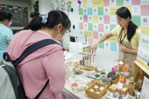 桃園市社會企業中心平鎮館辦理市集，吸引民眾參與並認識社會企業。