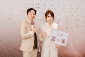 左為賦羽美整形外科診所創辦人柯安達醫師，右為梵天國際Sunny老師，於診所開幕活動合影。（圖／梵天國際）