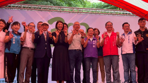許縣長與嘉賓共同祝賀竹山秀傳30週年。（竹秀提供）