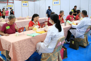 嘉義市政府衛生局攜手嘉義市牙醫師公會，於東區體育館舉辦第四屆「樂齡勇壯口腔保健潔牙比賽」／嘉義市府提供