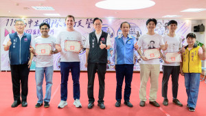 桃園市長張善政出席「115年高中生國際科技夏令營」與貴賓合影。