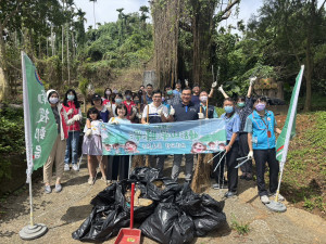 南投郵局同仁出動淨山維護綠色大地。（南投郵局提供）