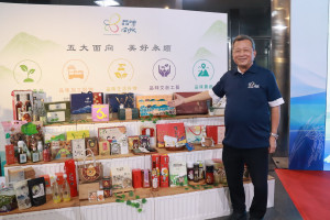 王瑞德推崇品味南投優質產品。（記者扶小萍攝）