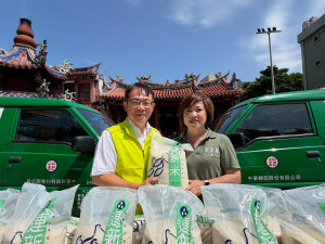 關帝廟管理委員會主任委員江明珠代表受贈。