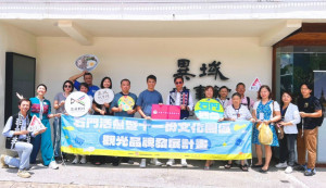 桃園市觀光發展基金會率領石門活魚餐廳業者前往龍岡忠貞新村文化園區參訪交流，借鏡園區打造特色品牌、凝聚商圈共識的成功經驗。