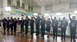 新任校長宣誓。（記者扶小萍攝）