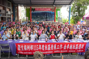 許縣長為金卓越社區選拔加油。（縣府提供）