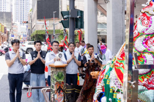 莊競程率領「新竹隊」祈福。
