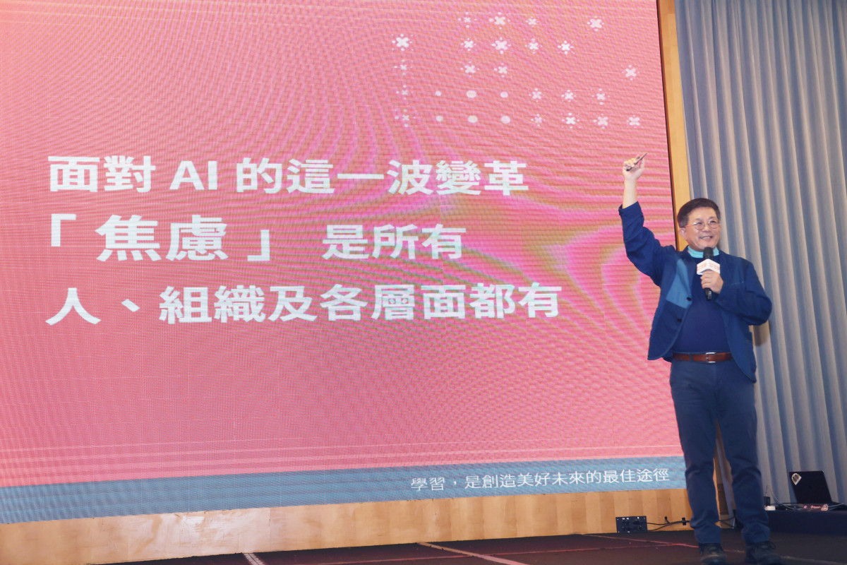 旭聯科技執行長黃旭宏強調AI時代，能力可以被快速複製，最怕的是把思考外包給AI。如何協助下一代建立獨立思考與終身學習能力，是AI時代人才發展的重大挑戰。（圖／旭聯科技）