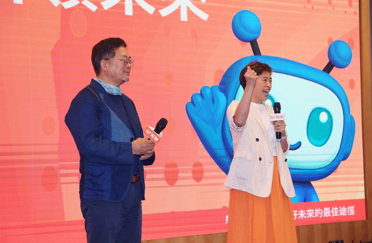 旭聯科技策略長謝京叡（右）指出AI浪潮的變革與顛覆雖然令人不安，但更是爭取成功的絕佳機會。教育與企業更需要讓科技成為支持教育，而非增加負擔的力量。（圖／旭聯科技）