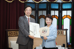 日本熊本縣知事木村敬昨天首訪中市府，盧秀燕親自接待。