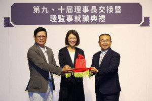 第九屆理事長魏振宇將印信交接給第十屆理事長茆晉日牂（右），象徵協會薪火相傳，開啟南投觀光發展新篇章。