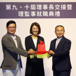 第九屆理事長魏振宇將印信交接給第十屆理事長茆晉日牂（右），象徵協會薪火相傳，開啟南投觀光發展新篇章。