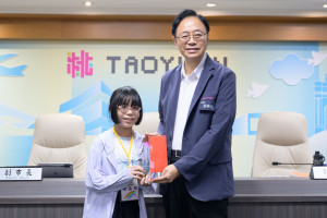張市長表揚陳品媗同學榮獲。