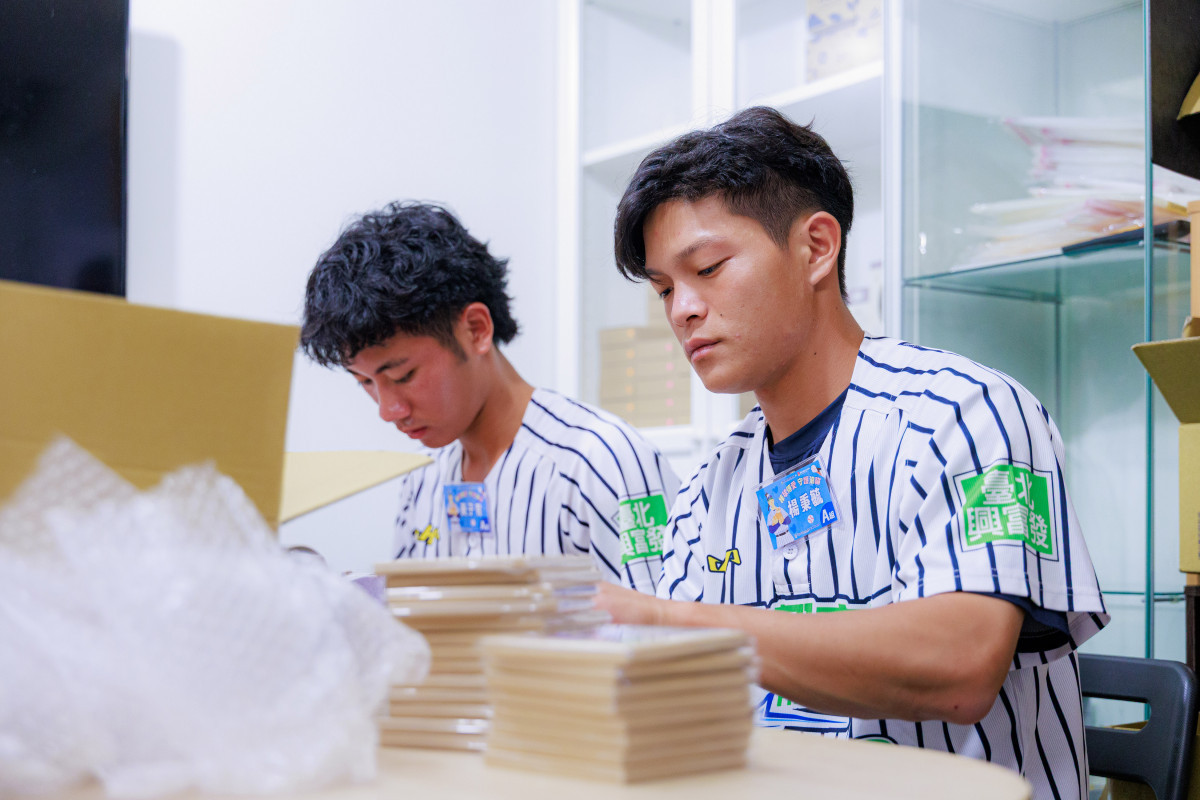 球員們分工合作包裝公益回饋禮,將平時在球場上培養的團隊默契轉化為公益服務的力量,展現細心與熱忱。