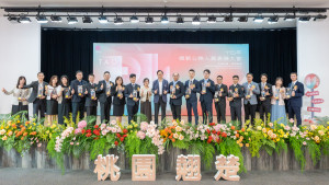 今年獲獎的18位模範公務人員。