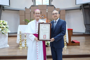 靜宜大學舉行第13任校長就職感恩彌撒暨交接典禮，由楊昭順(右)正式接任第13任校長。