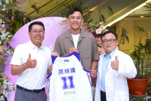 左為院長陳自諒。中為球員蕭順議。右為復健科醫師何宇淳。