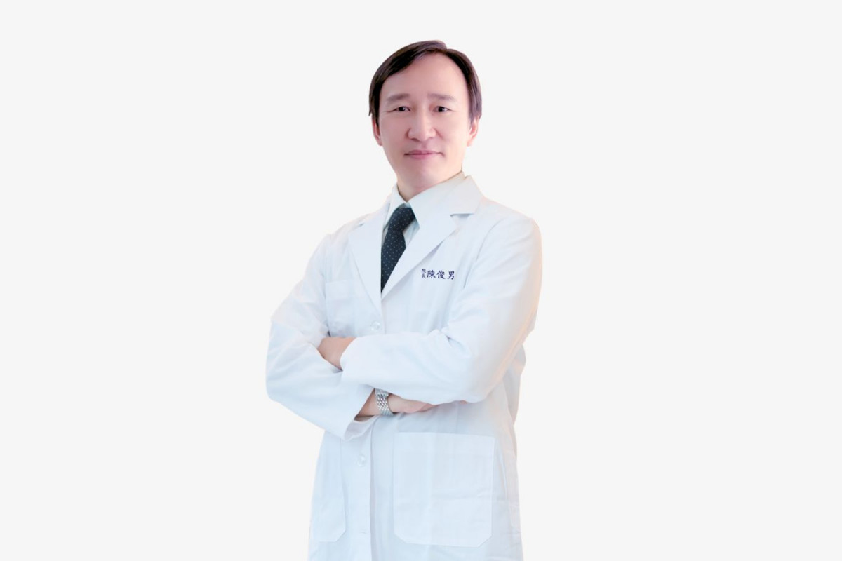 擁有30年臨床經驗的陳俊男院長,透過詳細檢查與專業問診,為3C族精準評估新一代近視雷射手術的可能,量身規劃治療方案找回清晰舒適的視力。(圖/松山信合美眼科 提供)