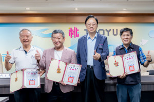 市長感謝仁海宮、慈護宮及景福宮攜手市府推出三款專屬平安符。