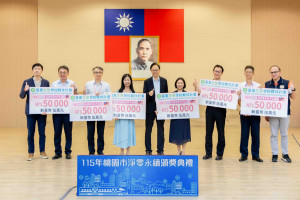 張市長與臺美生態學校認證代表合影。