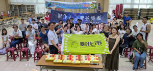 彰化市立管弦樂團赴紐西蘭演出（林世賢市長受授旗），以音樂外交傳遞台灣之聲。圖／彰化市公所提供