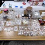 檢警聯手偵辦，共查獲1.7公斤依托咪酯煙油（14瓶）、煙彈26顆，並查扣其他相關製造器具等。
