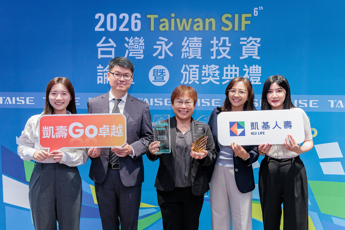 凱基人壽積極響應國際永續趨勢,實踐責任投資有成,勇奪最高榮譽「影響力投資」金級及「機構影響力」壽險組楷模獎等4大獎肯定,由謝欣欣投資長(中)率領團隊共享榮耀。