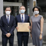 2021新冠疫情期間，慈濟預計購買BNT疫苗，6月23日由慈濟基金會執行長顏博文（中）、副執行長何日生（左），與陳昱瑄律師（右），正式前往衛福部食藥署送件。（圖／資料照片，圖源：慈濟基金會提供）