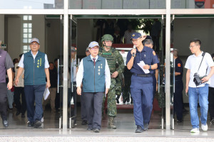市長黃偉哲率眾視導城鎮韌性防空避難演習，強調寧可百年無戰事，不可以一日無戰備
