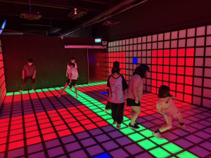 平鎮警分局邀請40名青少年參與『犯罪陷阱快「跳」過，透過科技體感遊戲結合犯罪預防宣導。