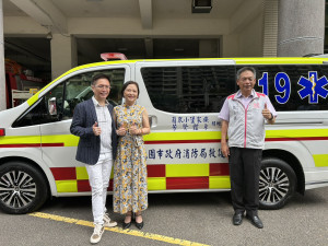 陳欽賢先生捐贈救護車，龔永信局長代表接受。