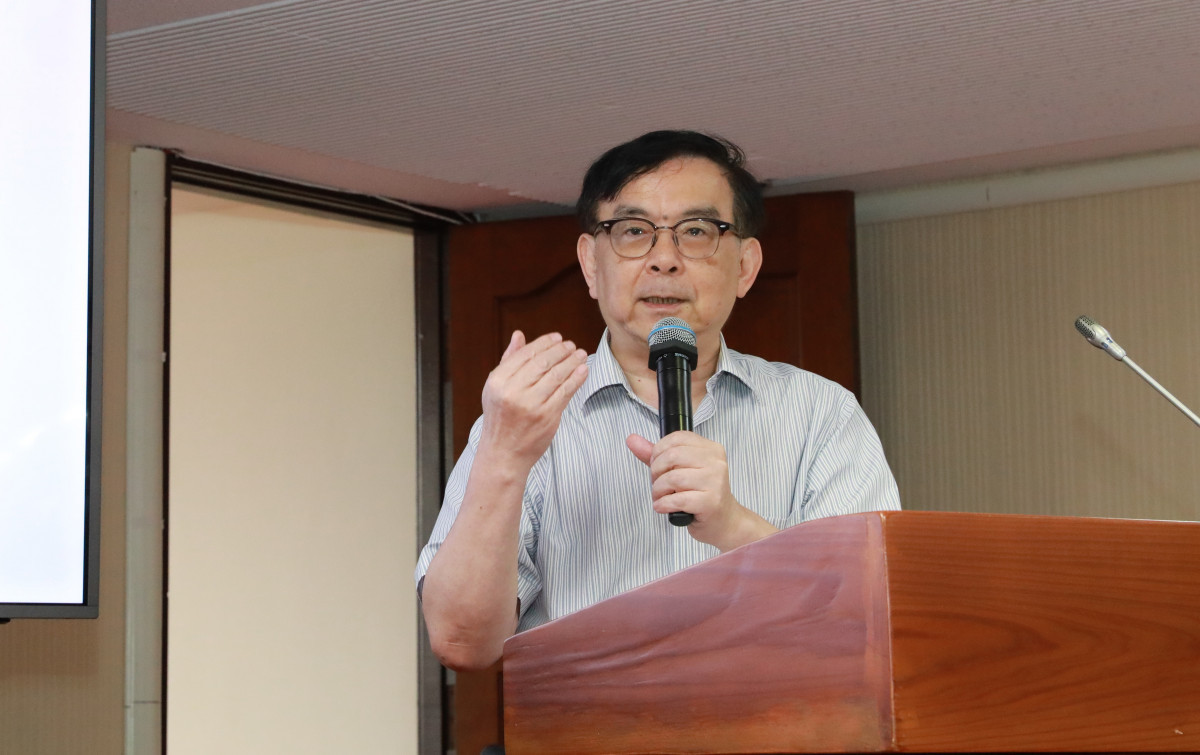 國立臺灣大學醫學院特聘教授黃立民健億,政府應鼓勵基層於疫情升溫時提高篩檢意識,強化疫苗接種策略與多病毒快篩工具。