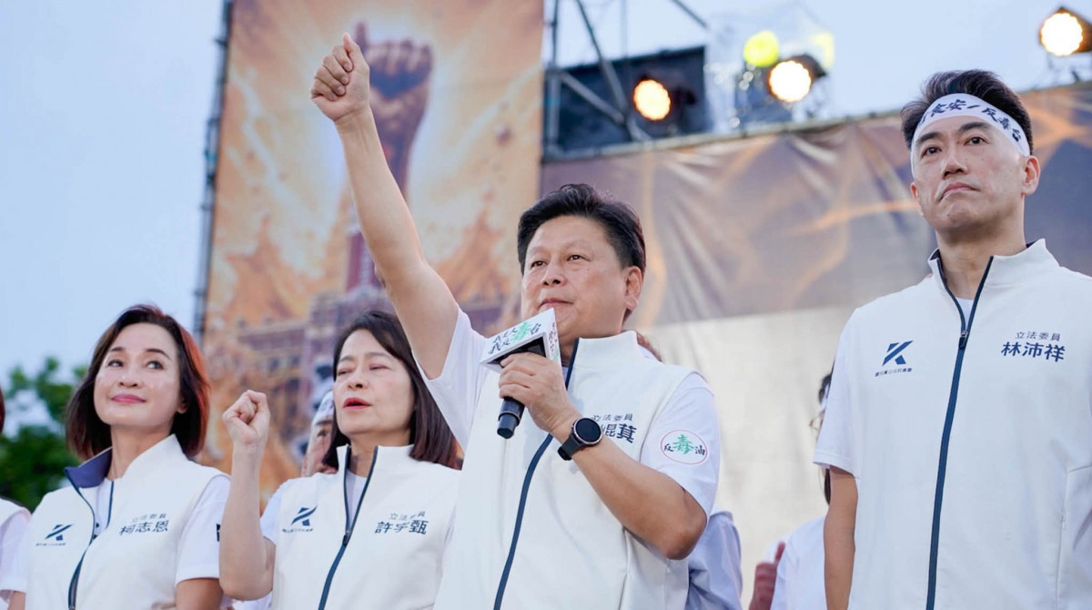 中國國民黨立法院黨團總召傅崐萁﻿（中）。（圖／資料照片，圖源：翻攝自傅崐萁Facebook）