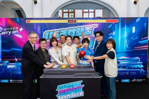 與貴賓進行啟動儀式。