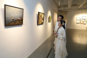 欣賞展覽作品。
