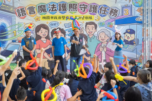 桃市小小警察體驗營結合首創多語宣導。