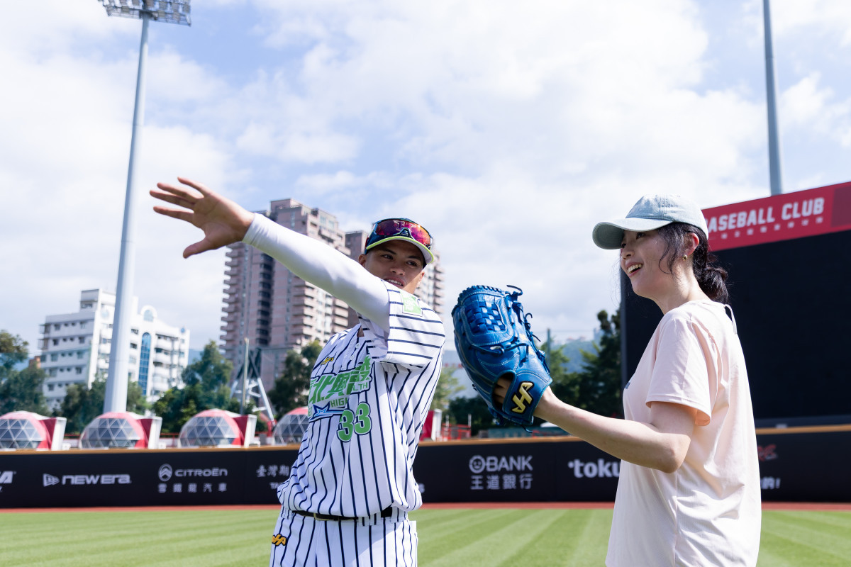 「Girls Play Ball」女子限定企劃鼓勵更多女性勇敢走進球場,在臺北興富發棒球隊球員專業指導下,親身體驗棒球運動的樂趣與魅力。