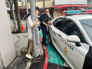 楊梅警主動關懷迷途老翁，協助護送平安返家。