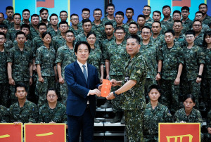 總統賴清德19日下午前往台中清泉崗營區勗勉234旅實兵演練部隊。（圖／總統府Flickr）