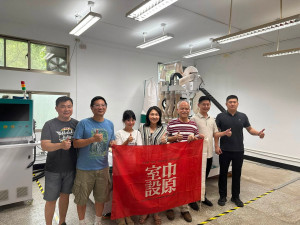 中原室設師生、系友、捐贈者符致康系友及原廠技師合影，共同見證四工序開料機正式進駐木工教室。